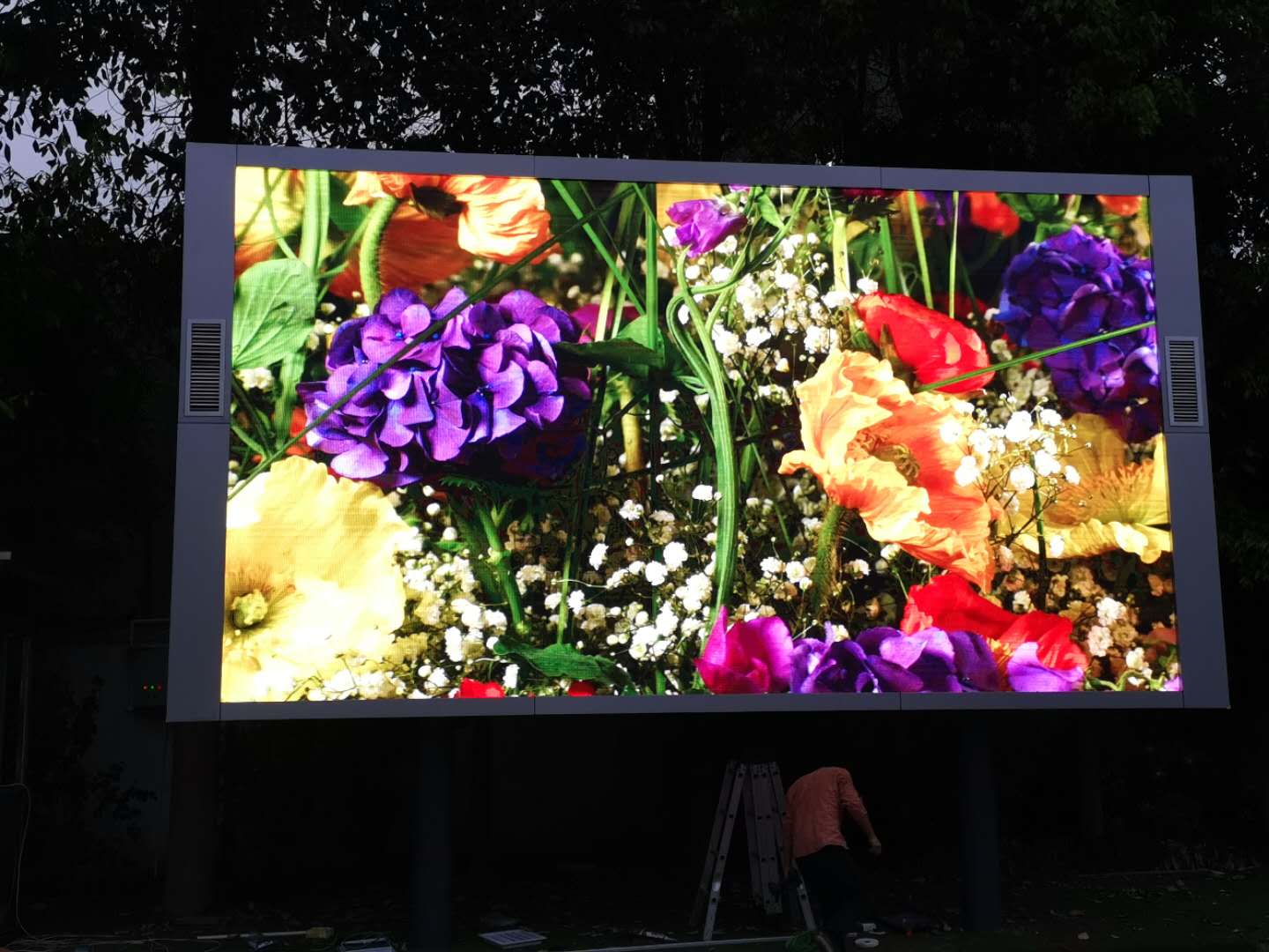 电梯“洗脑”广告被指扰民 律师建议：维权需合法切勿越界